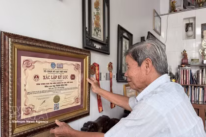 A comienzos de 2026, VietKings reconoció a Huu Hue y a su esposa por poseer la mayor colección temática de sellos postales sobre cultura, historia y vida cotidiana. (Fuente: VNA)
