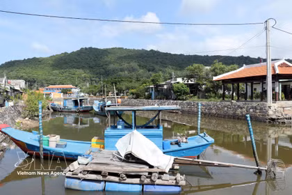 El canal que pasa frente a la mansión Long Son Grand House se ha vuelto más limpio y bonito, en parte gracias a los esfuerzos de limpieza ambiental de la empresa Long Son Petrochemicals. (Fuente: VNA)