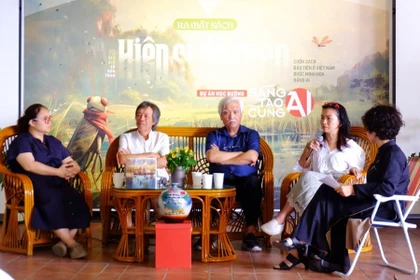 En el evento de lanzamiento de la obra "El caballero Grillo", el primer libro ilustrado íntegramente con inteligencia artificial en Vietnam. (Fuente: hanoimoi.vn)