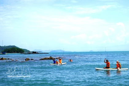 Los turistas en la zona costera del archipiélago Hai Tac. (Fuente: VNA)