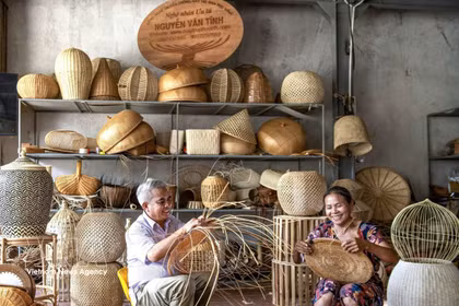 El artesano Nguyen Van Tinh, del pueblo de Chuong My, conocido por sus tejidos de ratán y bambú, siente una gran pasión por su oficio. (Fuente: VNA)