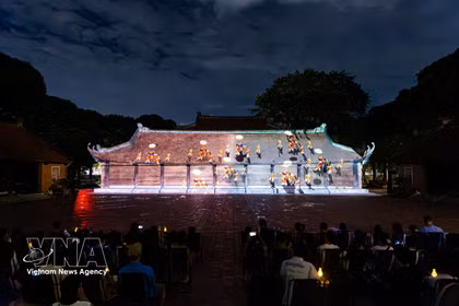 La moderna proyección cartográfica en 3D sobre la antigua arquitectura del Templo de la Literatura recrea la trayectoria de los estudiosos vietnamitas para un amplio público. (Fuente: VNA)