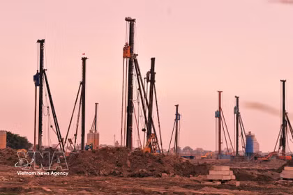Amanecer sobre la zona de construcción del proyecto del Aeropuerto Internacional de Gia Binh. (Fuente: VNA)