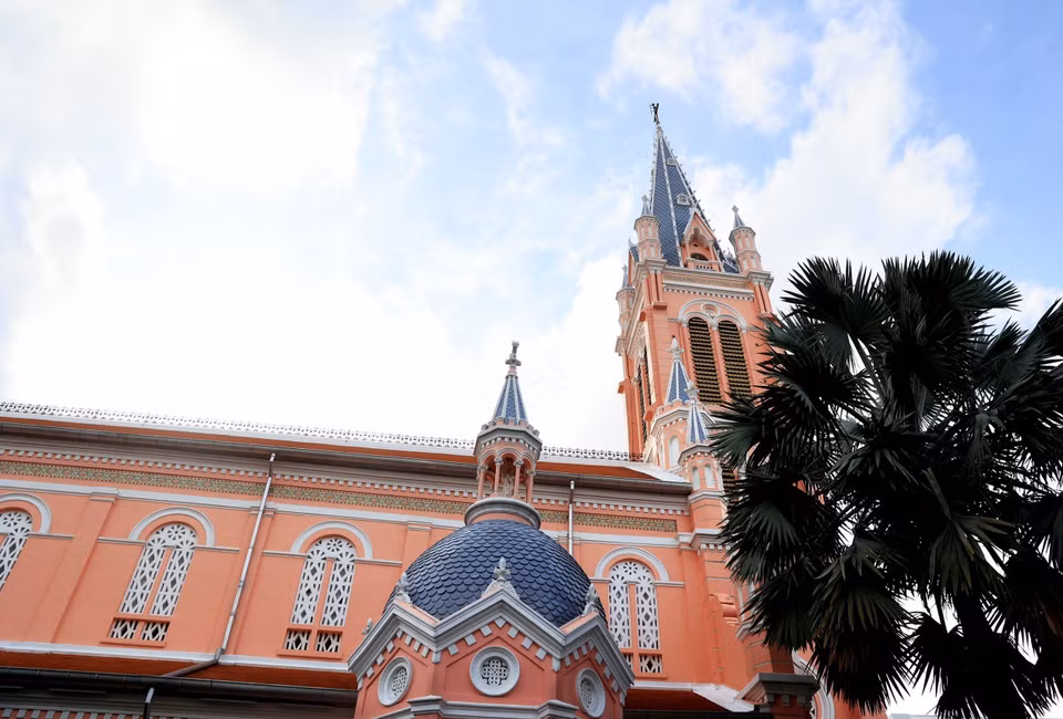 Al lado de la iglesia de Tan Dinh con estilo arquitectónico romano (Fuente:VNA)