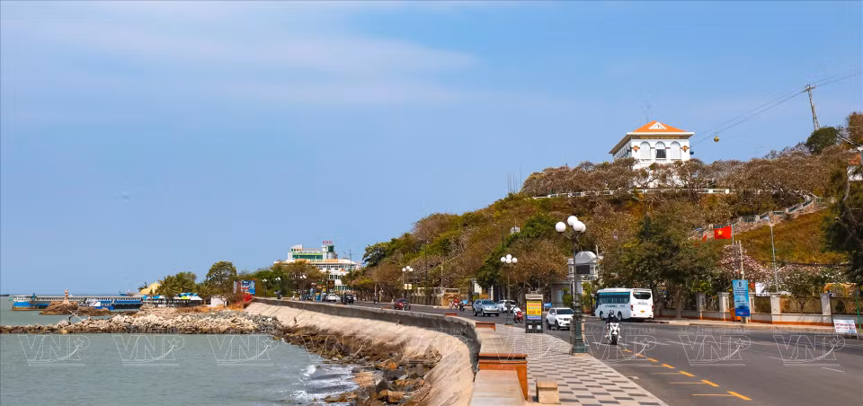 Bach Dinh se ubica entre las playas de "Truoc" y "Dau", en la ladera de la montaña “Lon”, con vista hacia el mar. (Fuente: VNA)
