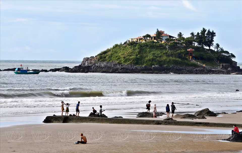 Turistas caminan por la playa de Bai Sau. (Fuente:VNA)