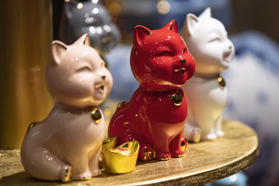 Estatua de gato de mil felicidades con decoración dorada (Fuente:VNA)