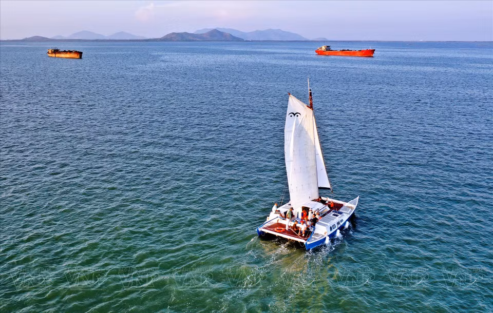 Barcos llevan a los turistas a contemplar el paisaje de Vung Tau. (Fuente: VNA)