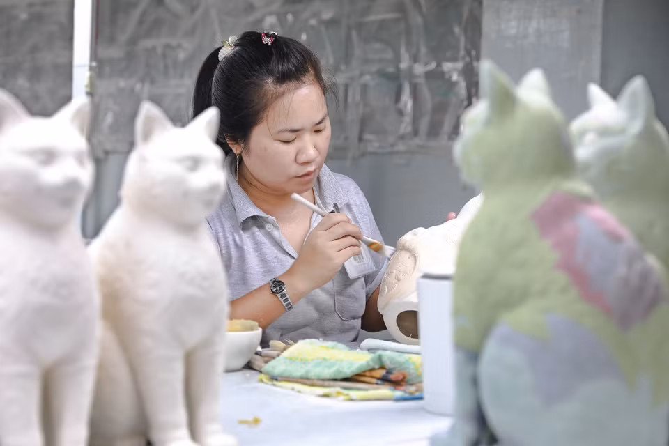La etapa de coloreado y edición de los motivos de la estatua del gato antes de la entrada al horno (Fuente:VNA)