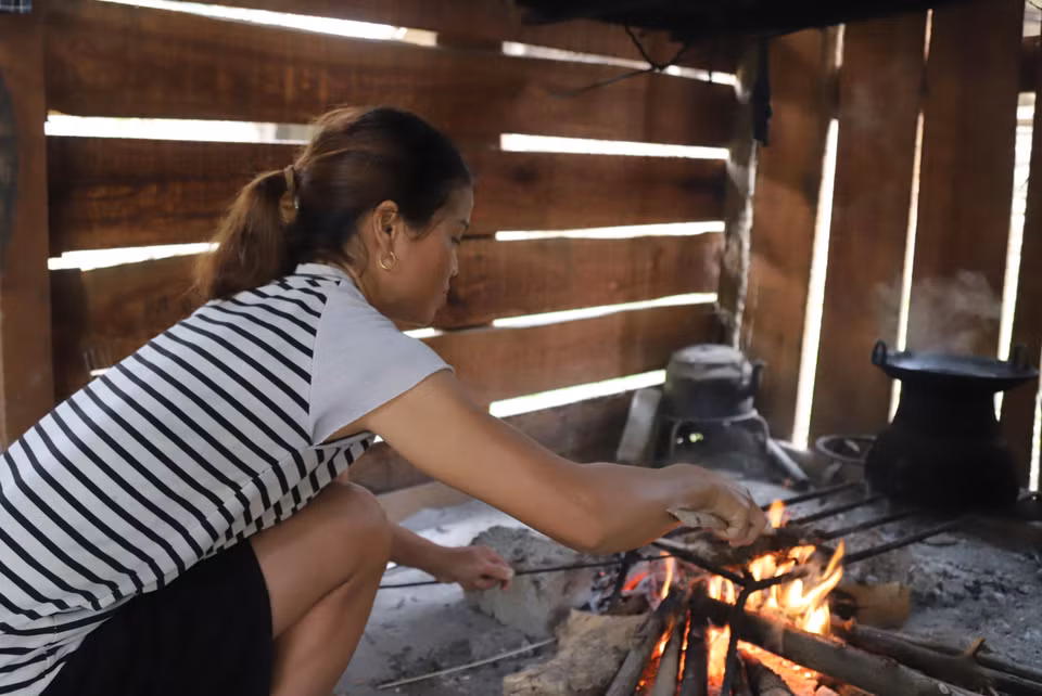 Las mujeres de la etnia O Du preparan platos tradicionales en la cocina de la familia. (Fuente: VNA)