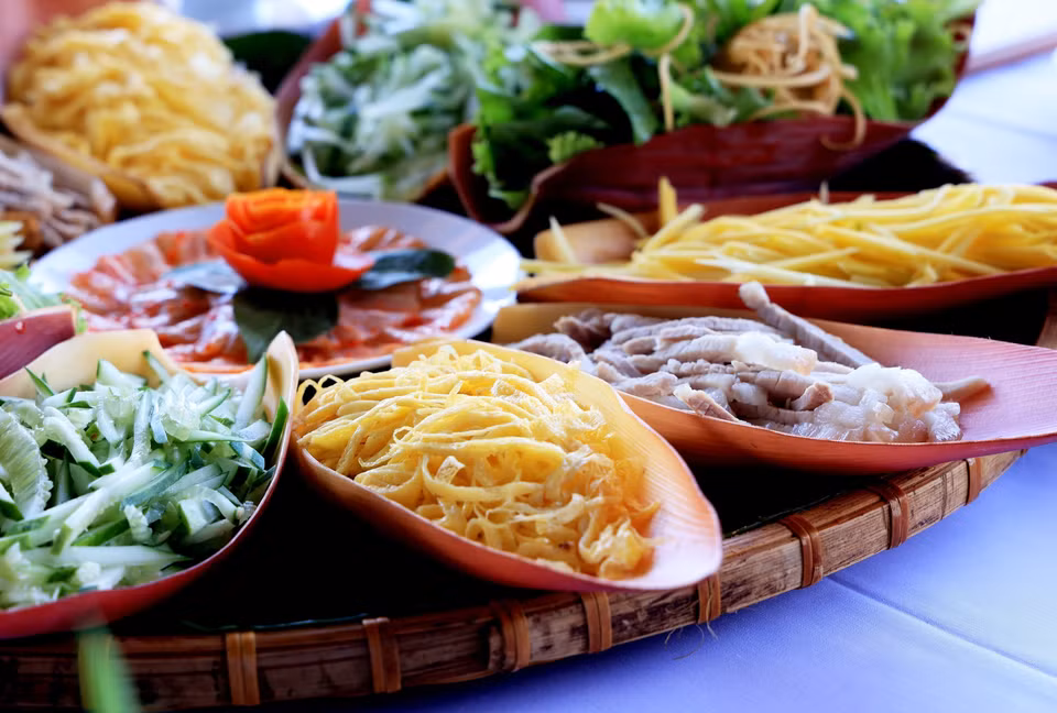 Huevos fritos, pepino, flor de banana, bacon, mango verde se pican y se colocan en pétalos de flor de plátano para usarse con Hot pot (Fuente: VNA)