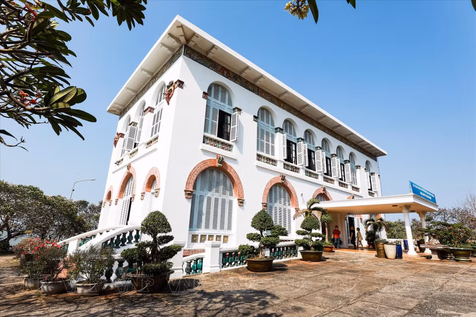 Bach Dinh fue construido de 1898 a 1902. Se utilizó como centro turístico de los gobernadores generales de la Indochina y el emperador Bao Dai y los presidentes de la República de Vietnam. (Fuente: VNA)