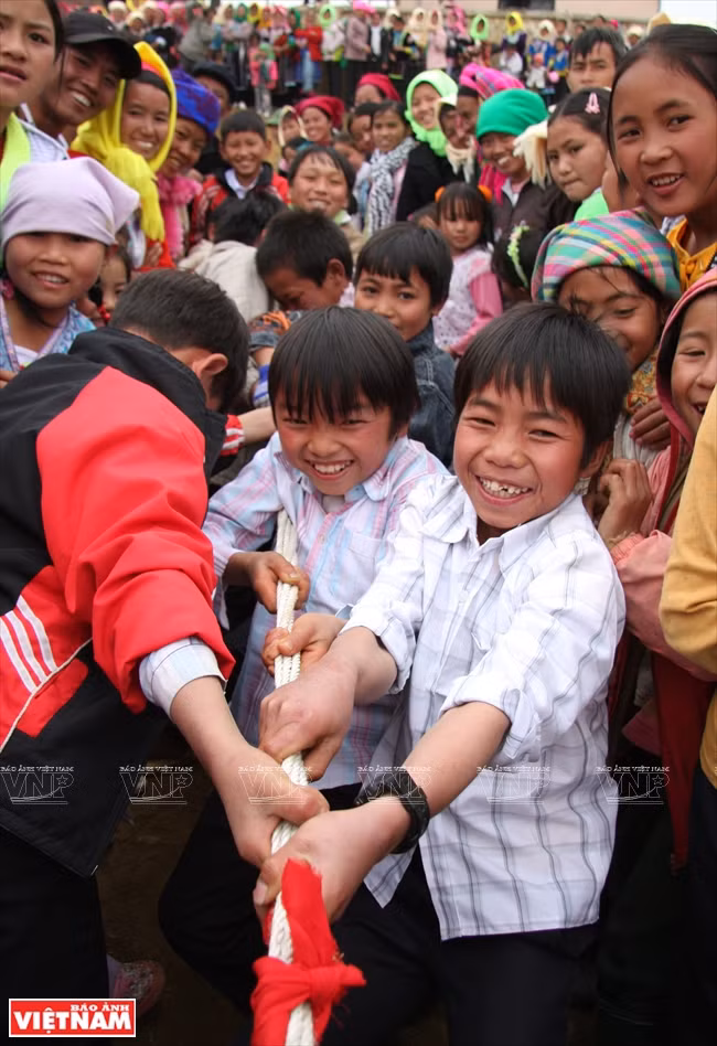 Estudiantes de la secundaria Dao San del distrito de Phong Tho, Lai Chau, jugando el tira y afloja (Fuente: VNA)