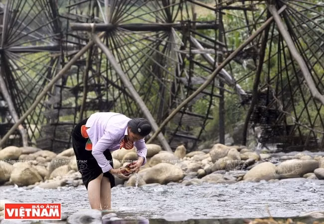 Al visitar las ruedas de agua en la aldea de Na Khuong , los turistas pueden aprender sobre las costumbres que ligan con el río de Nam Mu de la etnia Thai. (Fuente:VNA)