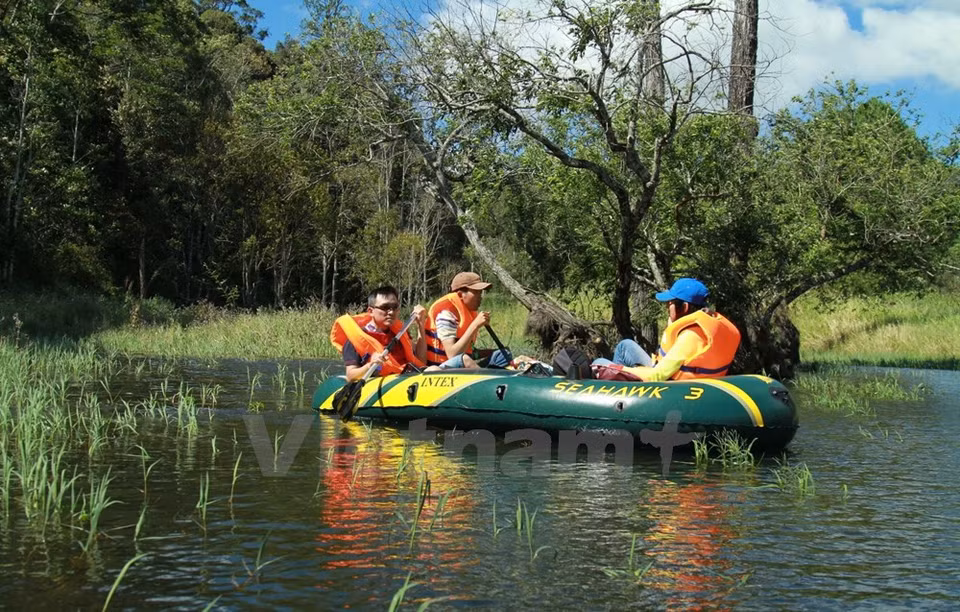 A ambos lados del lago, encontramos grandes pinos que ocultan pequeñas casas.