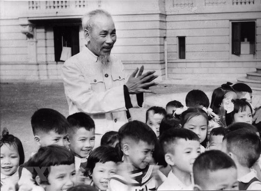 El Tío Ho y los niños de la comuna de Tam Son, distrito de Tien Son (otrora provincia de Ha Bac) durante su visita a los pobladores locales para felicitarles por el Tet (Año Nuevo Lunar), el 9 de febrero de 1967 (Foto de archivo de la VNA)