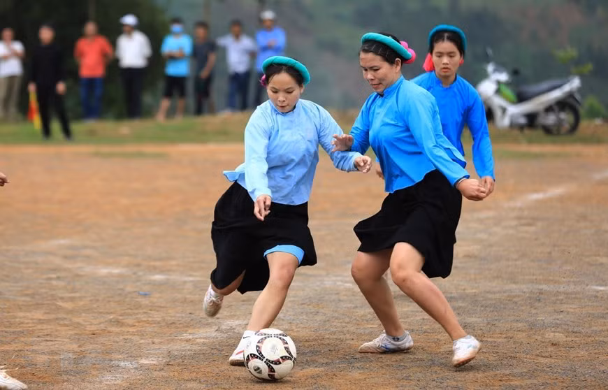 El entusiasmo de las “futbolistas” en el partido crea un ambiente animado (Fuente: VNA)