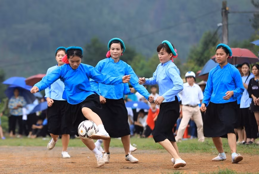 Las jugadoras muestran su garra y destreza con el balón, lejos de sus rutina diaria (Fuente: VNA)