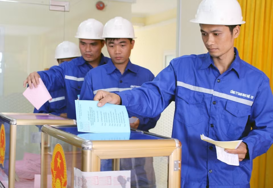 Obreros de la empresa de carbón Mao Khe-TKV acuden a las urnas en la circunscripción electoral número 18, barrio de Mao Khe, en la ciudad municipal de Dong Trieu, de la provincia norteña de Quang Ninh (Fuente: VNA)