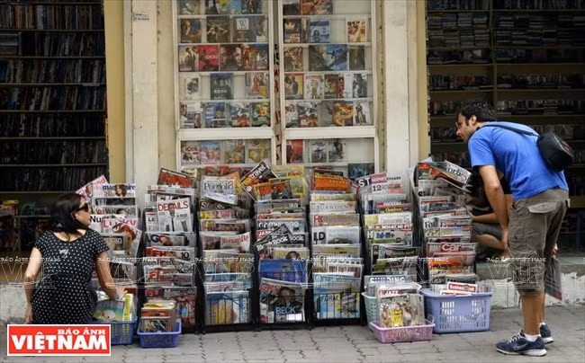 Un visitante busca revistas extranjeras en una librería callejera (Fuente: VNA)