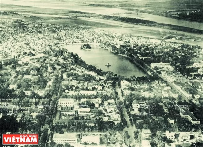 Panorama de Hanoi con el lago de Hoan Kiem (Espada Restituida) en el centro, tomada desde un avión de vigilancia de Francia en la década de 1930 (Fuente: VNA).