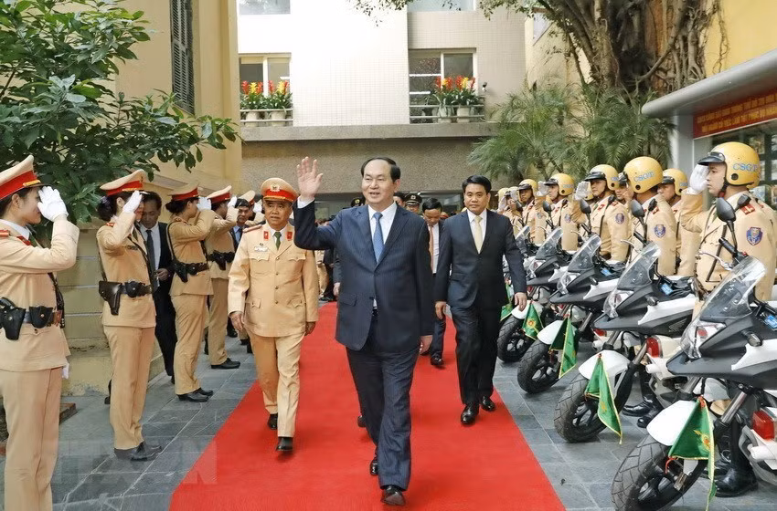 El presidente de Vietnam y policías de tránsito de Hanoi, en enero de 2017 (Fuente:VNA)