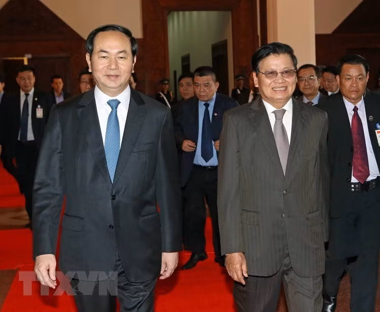 El presidente de Vietnam, Tran Dai Quang, mantuvo un diálogo con el premier laosiano Thongloun Sisoulith, durante su visita estatal a Laos en junio de 2016 (Fuente: VNA)