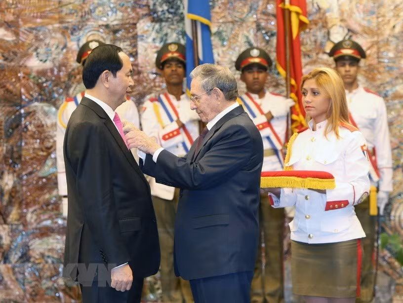 El presidente de Vietnam, Tran Dai Quang, fue condecorado con el Orden José Martí de Cuba (Fuente: VNA)