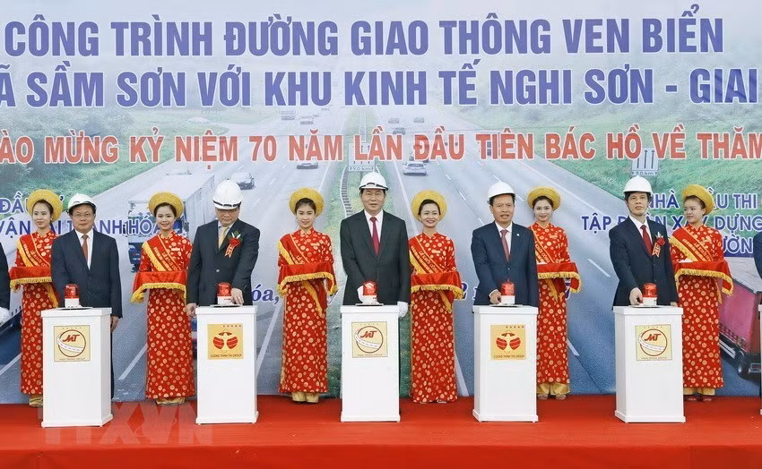 El presidente de Vietnam, Tran Dai Quang, inauguró la construcción de la ruta que conecta el distrito urbano de Sam Son y la zona económica de Nghi Son, provincia de Thanh Hoa, en febrero de 2017 (Fuente: VNA)