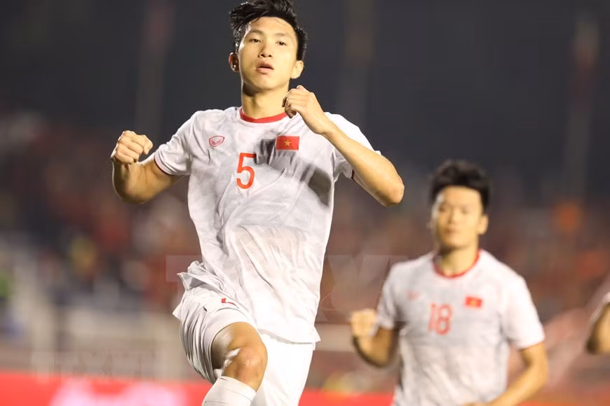 El partido se convirtió en escenario para la excelente exhibición del defensa vietnamita, Doan Van Hau, quien con su doblete, se metió a la afición en sus bolsillos (Fuente: VNA)