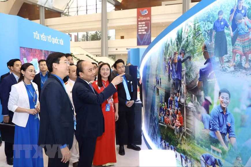 El primer ministro de Vietnam, Nguyen Xuan Phuc, dialoga con representantes juveniles (Fuente: VNA)