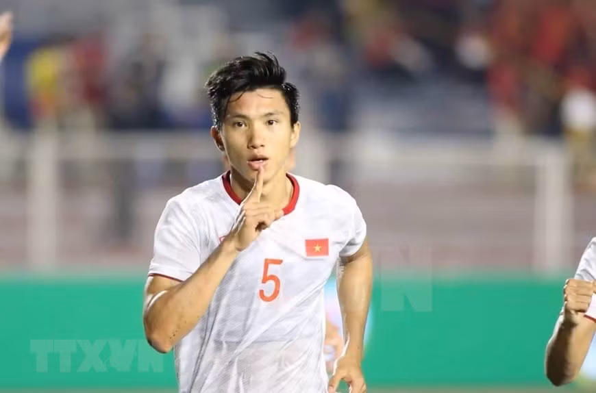 El partido se convirtió en escenario para la excelente exhibición del defensa vietnamita, Doan Van Hau, quien con su doblete, se metió a la afición en sus bolsillos (Fuente: VNA)
