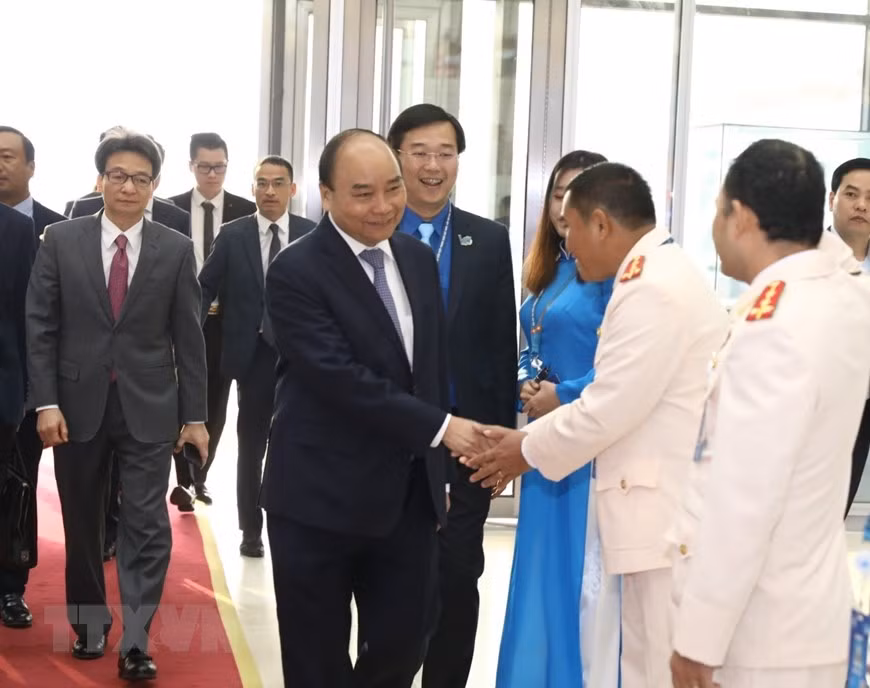 El primer ministro de Vietnam, Nguyen Xuan Phuc, con delegados juveniles (Fuente: VNA)