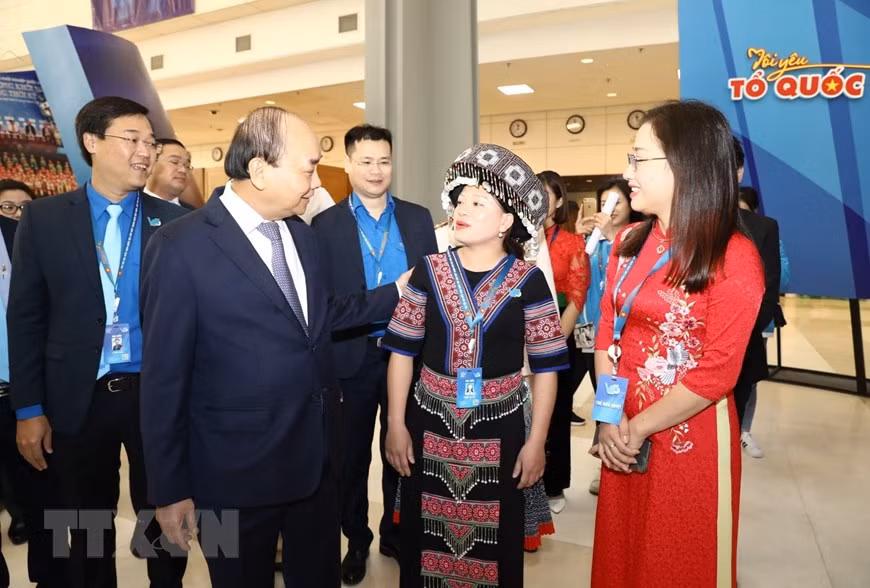 El primer ministro de Vietnam, Nguyen Xuan Phuc, con delegados juveniles (Fuente: VNA)