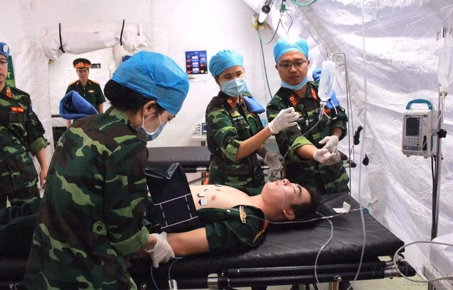 Las mujeres soldados del Hospital de campaña del segundo nivel número 1 realizan un entrenamiento terrestre antes de participar en operaciones de mantenimiento de la paz en Sudán del Sur. (Fuente: VNA)