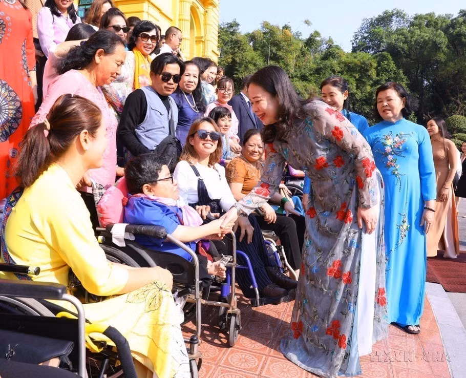 La vicepresidenta Vo Thi Anh Xuan sostuvo un encuentro con una delegación representativa de mujeres discapacitadas con motivo del 92º aniversario del Día de la Mujer Vietnamita, el 20 de octubre. (Fuente: VNA)