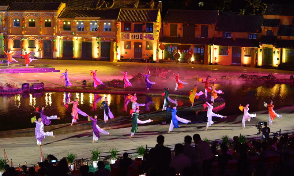 Baile para celebrar el Año Nacional del Turismo 2022 del pueblo Quang. (Foto: VNP)