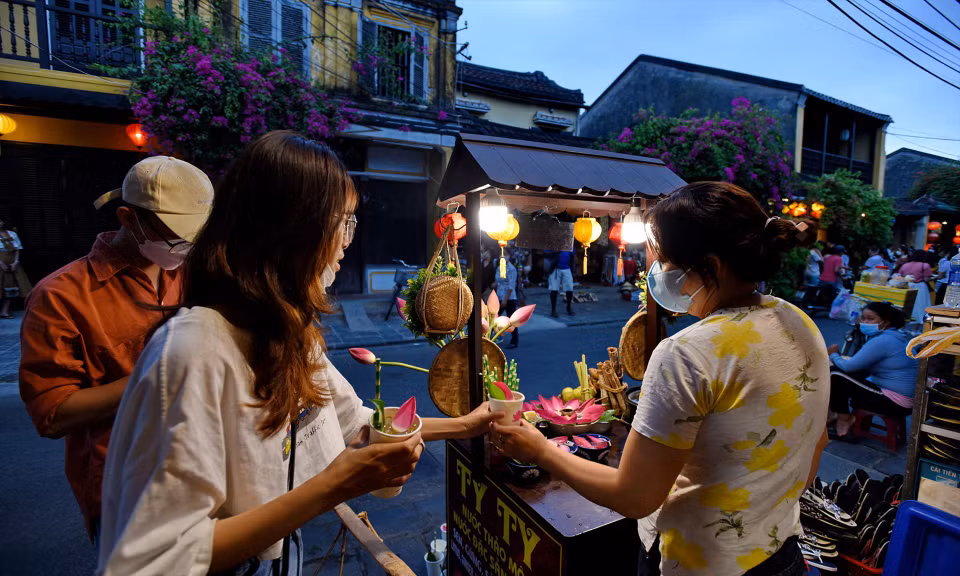 Turistas disfrutan de la famosa bebida derivada de hierbas de Hoi An. (Foto: VNP)