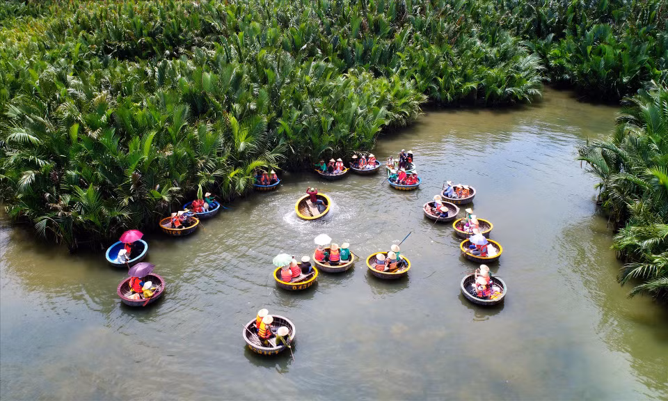 Montar en un coracle en el bosque de cocoteros de Bay Mau es una experiencia difícil de perder cuando los visitantes vienen a Hoi An. (Foto: VNP)