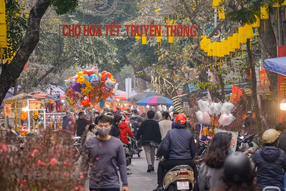 Hanoi cuenta actualmente con diversos mercados de flores famosos, pero para aquellos a quienes les gusta recordar un antiguo Tet (Año Nuevo Lunar), el mercado de flores Hang Luoc todavía sigue siendo un destino favorito de compras en los días previos al Tet. Se trata de la feria de flores tradicional que tiene lugar durante siete días a partir del día 23 del último mes del calendario lunar. Los visitantes acuden aquí no solo para comprar presentes, sino también para sentir temprano el espíritu de la primavera en ocasión del Año Nuevo Lunar. También es un punto de encuentro ideal de los hanoyenses en esos días festivos (Fuente: Vietnam +)