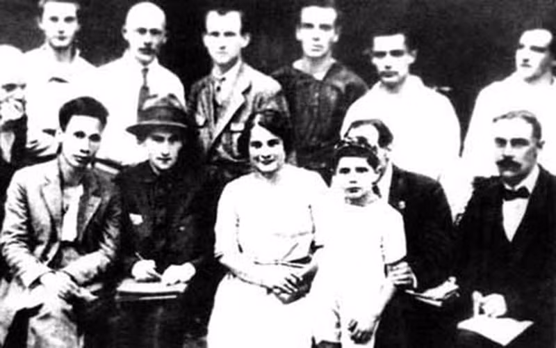 Nguyen Ai Quoc (primera persona a la izquierda, fila sentada) y algunos delegados que asistieron al V Congreso de la Internacional Comunista en Moscú, del 17 de junio al 8 de julio de 1924 (Fuente: Archivo de VNA)