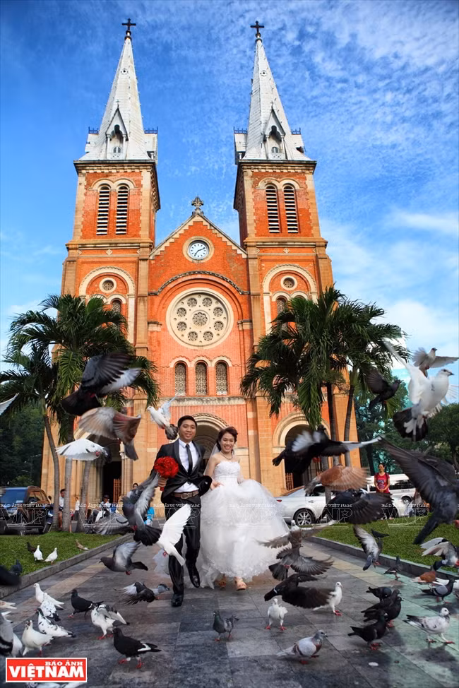 Novios sacan fotos en la Plaza. 
