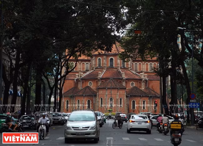 La fachada principal de la Catedral está en frente a la calle Dong Khoi, una de las más antiguas y animadas de la megalópolis. 