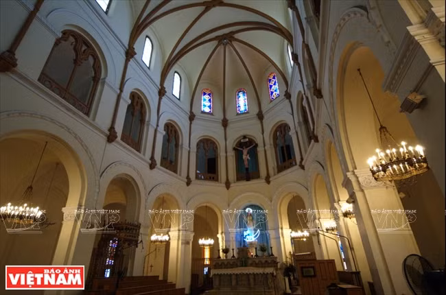 La arquitectura genera peculiares efectos de luz y una atmosfera solemne.