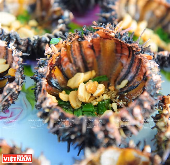 Turistas disfrutan de los deliciosos platos de mariscos. (Fuente: VNA)