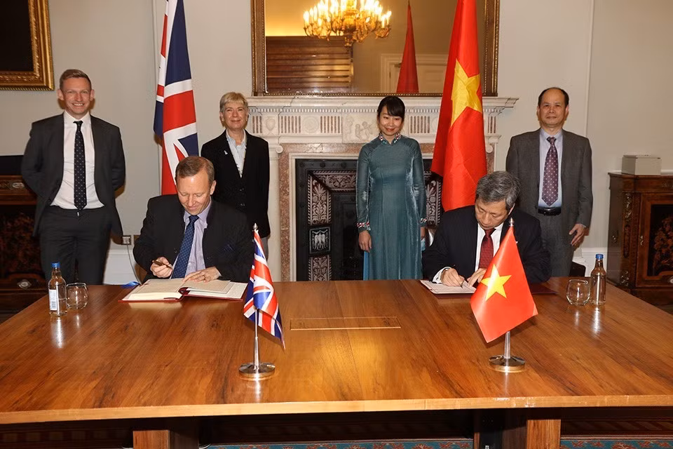 Los embajadores de Vietnam Tran Ngoc An y de Reino Unido Gereth Edward firman el Tratado de Libre Comercio entre ambos países. (Fuente: VNA)