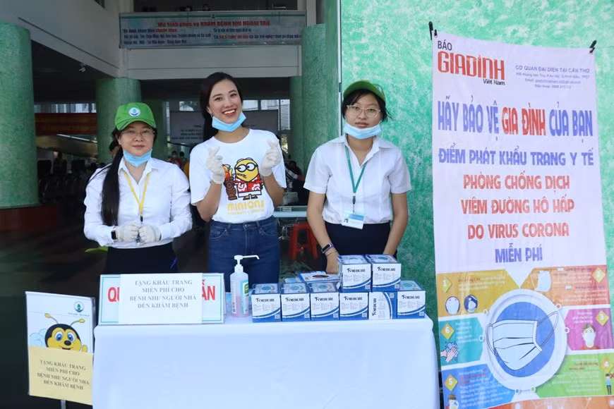 Nguyen Huynh Kim Duyen, quien fue finalista del concurso de Miss Universo 2019, proviene de la ciudad sureña de Vietnam de Can Tho. La muchacha de 25 años ha participa activamente en las actividades sociales desde el certamen. Recientemente ella y sus amigos entregaron mascarillas gratuitas en varios hospitales. La actividad muestra su voluntad de unirse a la prevención y lucha contra la pandemia de COVID-19, que se evoluciona de manera complicada en Vietnam y el mundo. La epidemia, que inició a finales de 2019 en China, ha impactado en gran medida en todos los aspectos de la vida social y la economía nacional y global. (Fuente: Vietnam+) 