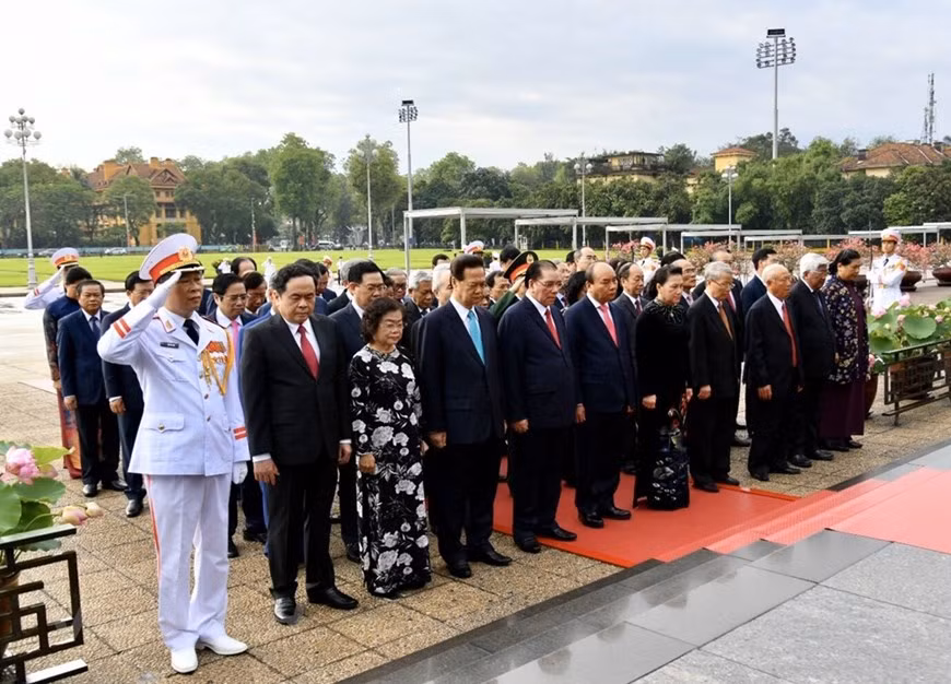 El primer ministro, Nguyen Xuan Phuc; la presidenta de la Asamblea Nacional, Nguyen Thi Kim Ngan; el titular del Frente de la Patria, Tran Thanh Man, y varios exdirigentes del país, colocaron una ofrenda floral en el sitio y expresaron su profunda gratitud por los méritos y el legado del Tío Ho a la causa revolucionaria del Partido y de la nación. Asimismo, reafirmaron su firme postura sobre la independencia nacional ligada al socialismo de manera indisoluble, con la aplicación del marxismo-leninismo y el pensamiento de Ho Chi Minh, además de promover la renovación y la integración internacional, con el propósito de elevar el prestigio de Vietnam en la arena mundial. (Fuente: Vietnam+) 