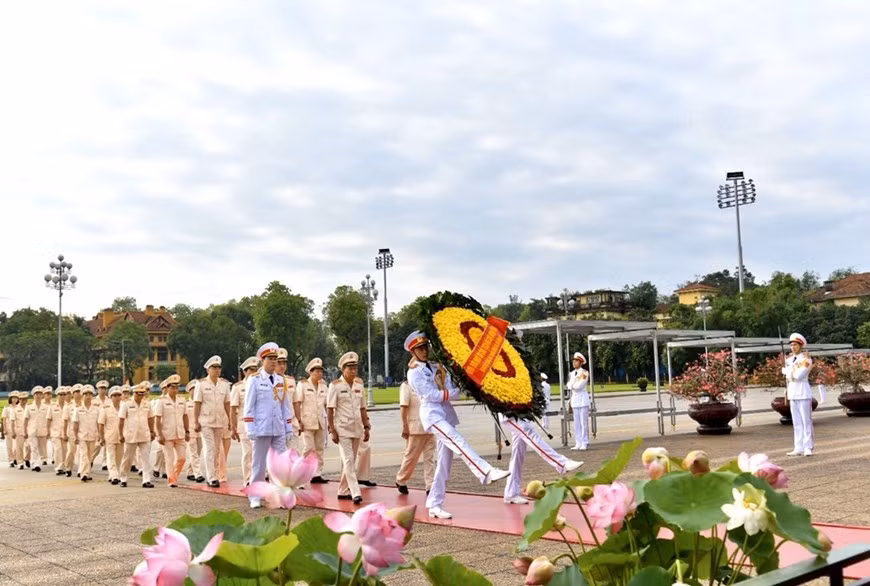 El Mausoleo del Presidente Ho Chi Minh, uno de los destinos imperdibles para visitantes en Hanoi, cerraron sus puertas desde el 23 de marzo debido a la epidemia, y se reabrieron a los turistas en ocasión del Día de la Reunificación Nacional (30 de abril) y el Día Internacional del Trabajador (primero de mayo). A partir del 12 de mayo pasado, la construcción recibe a los visitantes, con nuevas regulaciones adaptadas a la nueva normalidad, tales como el uso obligatorio de cubrebocas y desinfectante. Desde su inauguración en agosto de 1975, el Mausoleo de Ho Chi Minh es uno de los puntos de mayor interés de esta capital y está integrado a la historia, política y social de Vietnam. (Fuente: Vietnam+) 