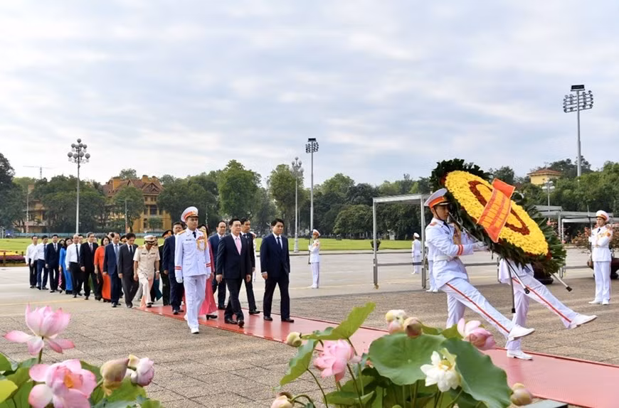 En su testamento, el presidente Ho Chi Minh quería ser incinerado y colocado cenizas en tres regiones del país. Sin embargo, el Buró Político del Comité Central del Partido Comunista de Vietnam, con el motivo de obedecer los deseos y sentimientos del pueblo, decidió preservar el cuerpo de Ho Chi Minh para que el pueblo, especialmente la gente del sur, y visitantes internacionales puedan visitar. El recinto se ha convertido en un hito importante de la ciudad capital y es parte integral de la historia política y social de Vietnam. En esta foto, delegaciones de la Comisión Militar Central y de las autoridades de capital de Hanoi, entre otras, rindieron homenaje al Presidente Ho Chi Minh (Fuente: Vietnam+) 